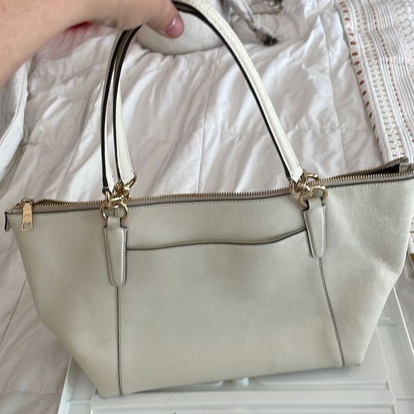Coach off-white shoulder handbag with gold accents - Picture 3 of 6